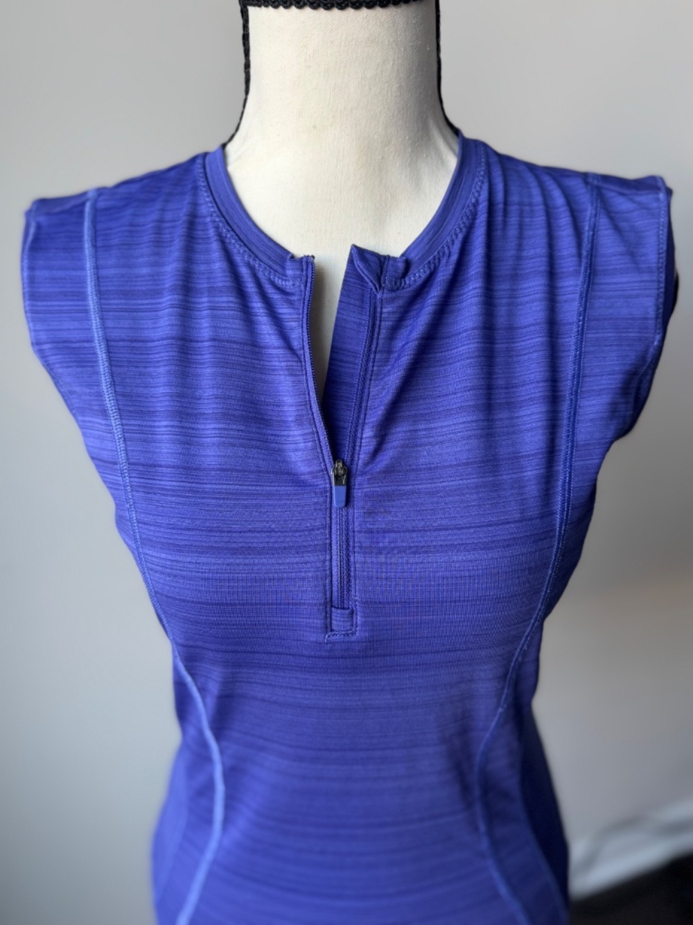 ATHLETA short sleeved UV/UPF Rash Guard/Tank Top in Royal Blue XS